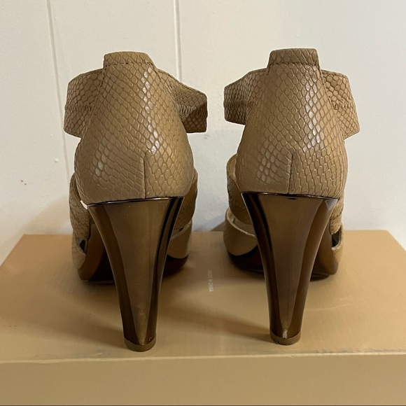 Michael Kors MK tan and brown, leather, strappy sandal heels with gold zipper - Picture 8 of 9